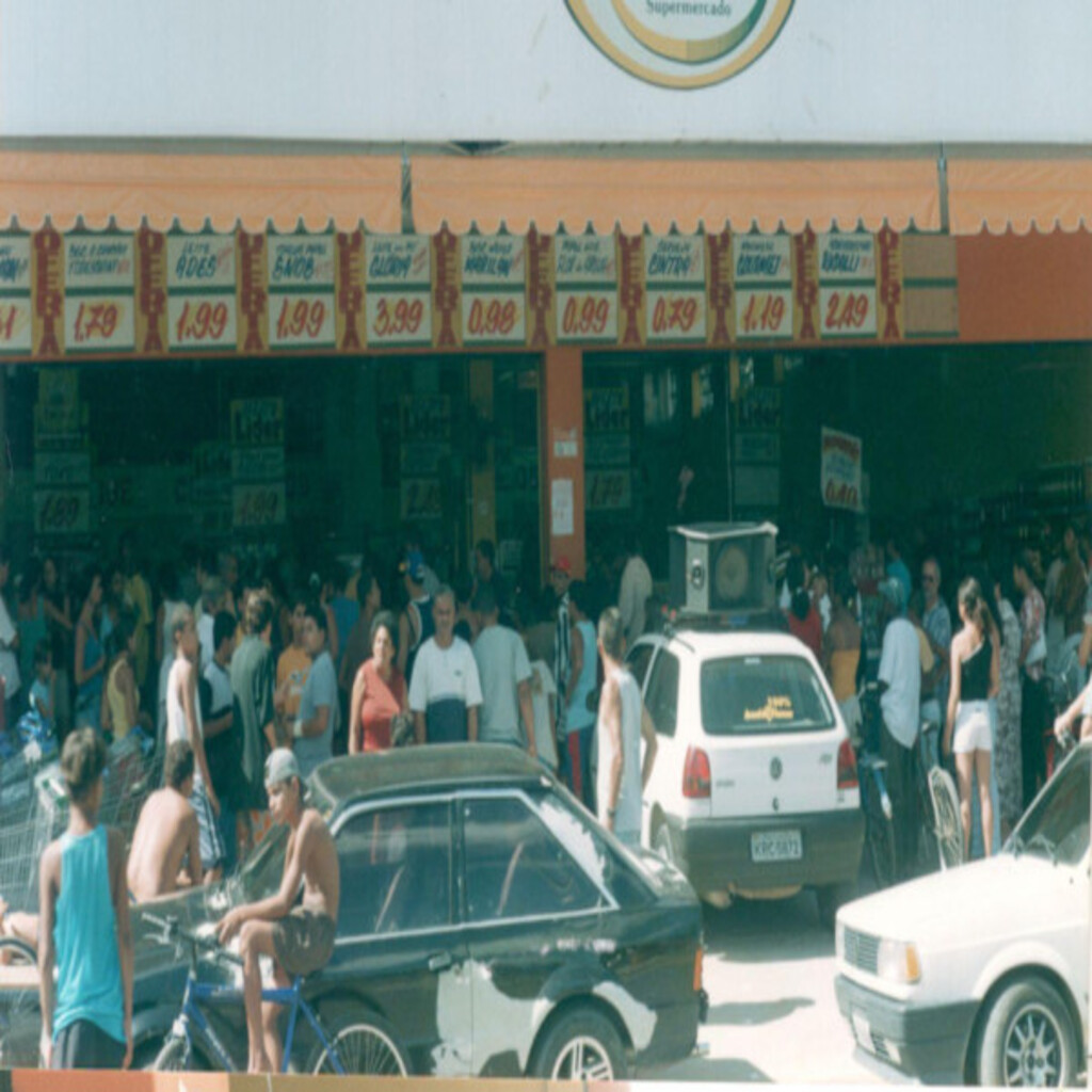 Foto da padaria da Rede Super Líder com pães frescos